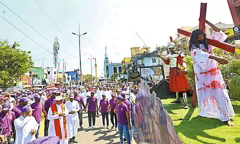 இயேசு சிலுவையில் அறையப்பட்டதை நினைவுகூரும் விதமாக தேவாலயங்களில் சிலுவைப்பாதை பவனி