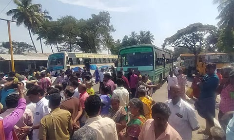 பழனி அருகே மண் லாரிகள் தெருவில் செல்ல எதிர்ப்பு தெரிவித்து பொதுமக்கள் மறியல்