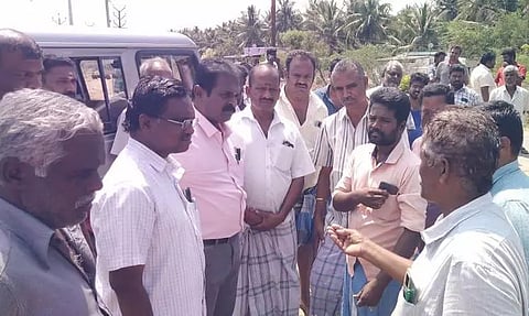 அனுமதியின்றி குளத்தில் வண்டல்மண் அள்ளப்படுவதாக பொதுமக்கள் புகார்