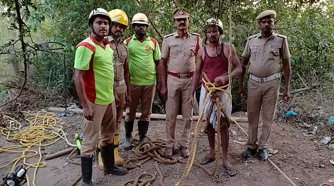கிணற்றில் தவறி விழுந்தவர் உயிருடன் மீட்பு