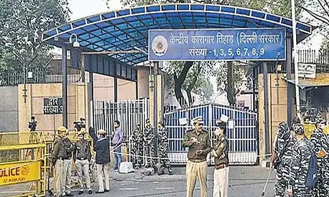 கொரோனா காலத்தில் விடுவிக்கப்பட்ட 1,700 கைதிகள் டெல்லி சிறைகளுக்கு திரும்பினர்