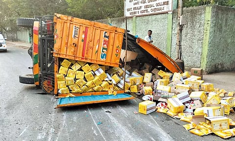 தடுப்பு சுவரில் மோதி சாலையில் கவிழ்ந்த மினி சரக்குவேன் - சமையல் எண்ணெய் கொட்டியதால் போக்குவரத்து பாதிப்பு