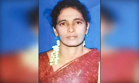 மொபட்டில் இருந்து கீழே விழுந்து லாரி சக்கரத்தில் சிக்கி பெண் பலி