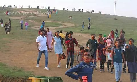 ஊட்டியில் குவிந்த சுற்றுலா பயணிகள்