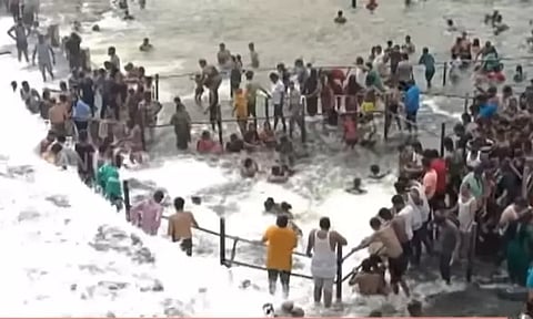 கொடிவேரி அணையில் அருவி போல் ஆர்ப்பரித்து கொட்டும் நீர் - குடும்பத்தோடு படையெடுக்கும் மக்கள்