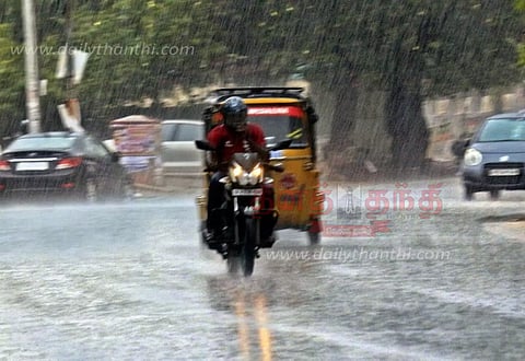 தென்காசியில் கோடை மழை- வெப்பம் தணிந்ததால் பொதுமக்கள் மகிழ்ச்சி