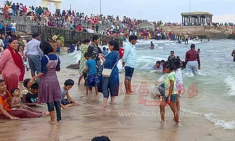 கன்னியாகுமரியில் குவிந்த சுற்றுலா பயணிகள்