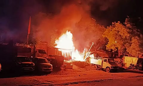 மத கொடி அவமதிப்பு: இரு தரப்பினர் இடையே மோதல், வன்முறை