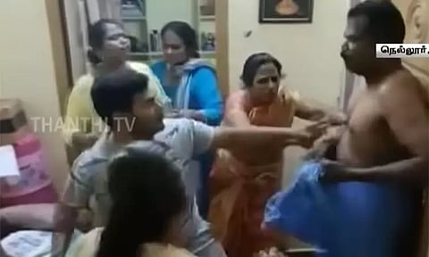 கள்ளக்காதலியுடன் உல்லாசமாக இருந்த இன்ஸ்பெக்டர் - கையும் களவுமாக பிடித்து அடித்து துவைத்த முதல் மனைவி...!