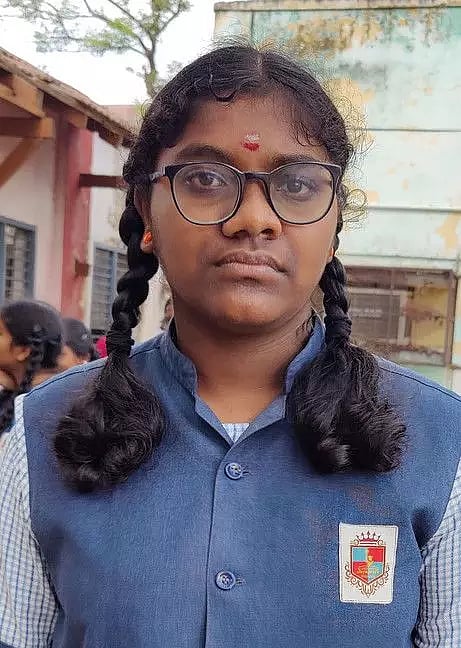 தந்தை இறந்த துக்கத்திலும் எஸ்.எஸ்.எல்.சி. தேர்வு எழுதிய மாணவி