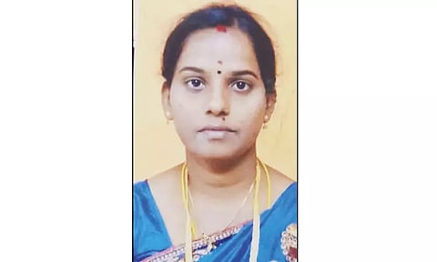 2 மகன்களை கிணற்றில் வீசி கொன்று நர்சு தற்கொலை