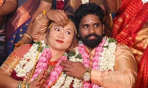 கடல் கடந்த காதல்... ! சீன பெண்ணை கரம் பிடித்த தமிழக இளைஞர்..!