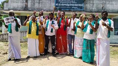 சாப்புநுரை நீர்க்குமிழி பறக்க விட்டு விவசாயிகள் நூதன ஆர்ப்பாட்டம்