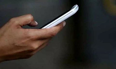 அதிக நேரம் போன் யூஸ் பண்ணுபவர்களே உஷார்..! - ஆய்வில் அதிர்ச்சி தகவல்