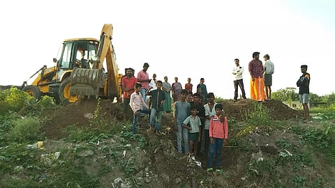 பென்னாகரத்தில்முள்ளுவாடி ஏரி புனரமைப்பு பணியை தடுத்த பொதுமக்களால் பரபரப்பு