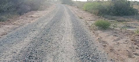 சாலை பணியை விரைந்து முடிக்க பொதுமக்கள் கோரிக்கை