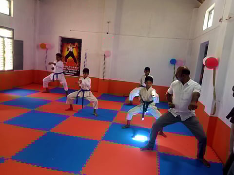 மாணவ-மாணவிகளுக்கு கராத்தே பயிற்சி