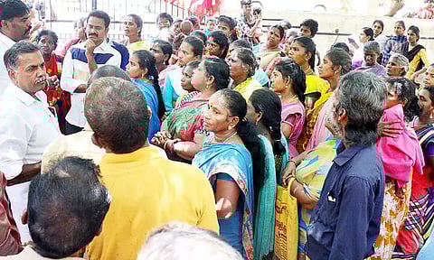 நகர்ப்புற வாழ்விட மேம்பாட்டு வாரிய அலுவலகத்தில் பொதுமக்கள் குடும்பத்துடன் குடியேறும் போராட்டம்