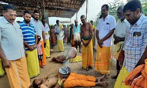 அந்தியூர் அருகே சக்தி மாரியம்மன் கோவிலில் விழா:பக்தர்கள் வினோத வழிபாடு