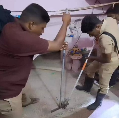 வீட்டுக்குள் புகுந்த பாம்பு