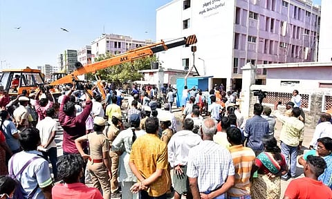 மெரினா கடற்கரையில் கடைகள் அகற்றம் - மாநகராட்சி அதிகாரிகள் நடவடிக்கை