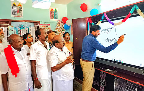 அரசு பள்ளியில் ஸ்மார்ட் வகுப்பு தொடக்கம்