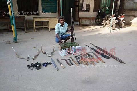 நாட்டுத் துப்பாக்கி, மான் கொம்புகள் பதுக்கிய வாலிபர் கைது