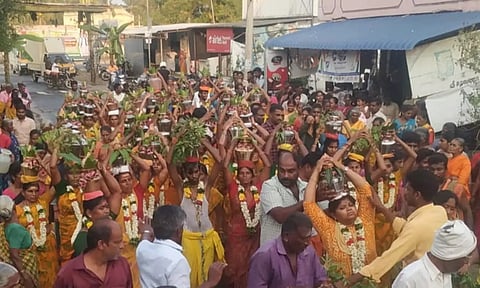 வேம்பு மாரியம்மன் கோவிலில் பொங்கல்-பூச்சாட்டு விழா