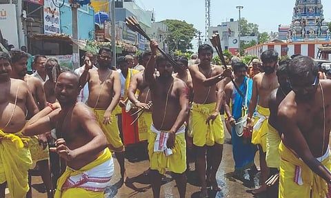 உடலில் கத்தி போட்டு, ஊர்வலமாக வந்து பக்தர்கள் வழிபாடு