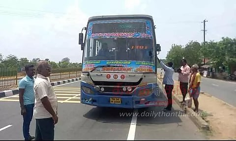 நாங்குநேரி ஊருக்குள் வராதஅரசு பஸ் சிறைபிடிப்பு