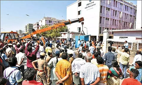 மெரினா லூப் சாலையில் ஆக்கிரமிப்பு மீன் கடைகள் அகற்றம்