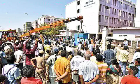 மெரினா லூப் சாலையில் ஆக்கிரமிப்பு மீன் கடைகள் அகற்றம்: மீன்களை சாலையில் கொட்டி வியாபாரிகள் போராட்டம்