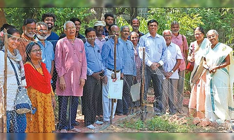 6 கிரவுண்ட் இடத்திலும் இயற்கை விவசாயம் செய்ய முடியும் - ஓய்வு பெற்ற ஐ.ஏ.எஸ். அதிகாரி சாதனை