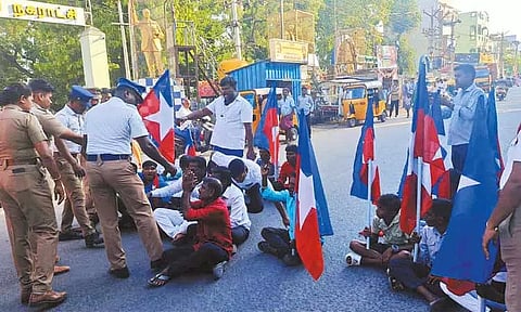 திருத்தணி நகராட்சி அலுவலகம் எதிரில் விடுதலை சிறுத்தைகள் கட்சியினர் சாலை மறியல் - 14 பேர் மீது வழக்குப்பதிவு