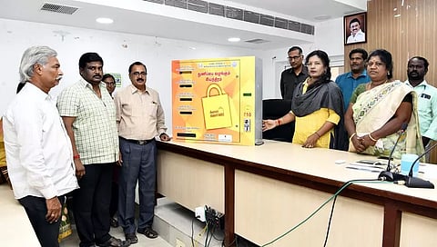 நகராட்சி, பேரூராட்சிகளுக்குதானியங்கி மஞ்சப்பை வழங்கும் எந்திரங்கள்:கலெக்டர் வழங்கினார்