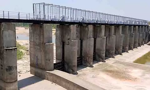 செட்டிப்பாளையம் கதவணை தண்ணீர் இல்லாமல் வறண்டது