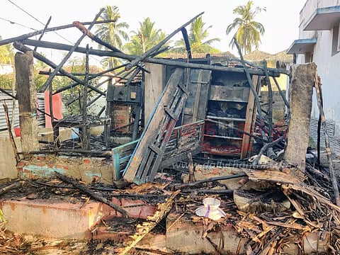 2 குடிசை வீடுகள் எரிந்து சாம்பல்