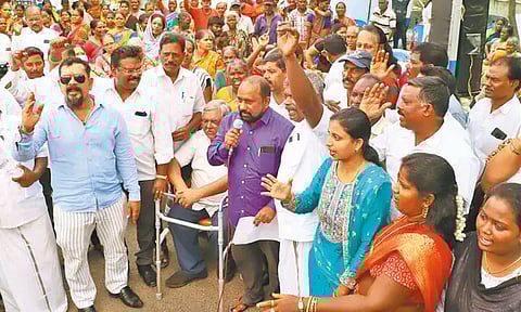 மீனவர்களை பழங்குடியினர் பட்டியலில் சேர்க்கக்கோரி மீனவர் அமைப்பினர் போராட்டம்