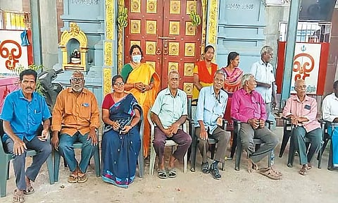 மின் விளக்குகள் அமைக்க பூமி பூஜைக்கு வராத அதிகாரிகளை கண்டித்து காத்திருப்பு போராட்டம்