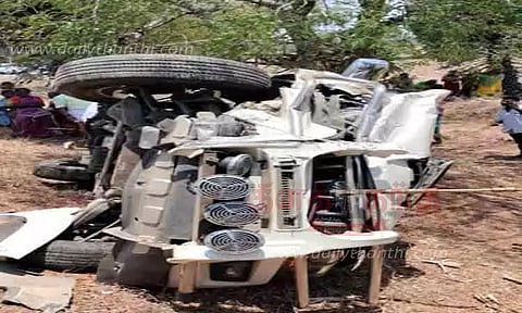 கார்கள் மோதல்; 5 பேர் காயம்