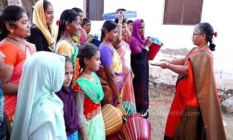 அரசு பள்ளிக்கு சீர்வரிசை பொருட்கள்