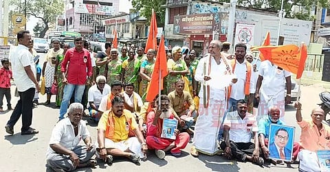 இந்து மக்கள் கட்சியினர் சாலைமறியல்; 30 பேர் கைது