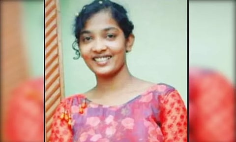 திருமணமான 8 மாதத்தில் புதுப்பெண் கொலை: உடலை கணவரின் வீட்டு வாசலில் உறவினர்கள் புதைத்ததால் பரபரப்பு