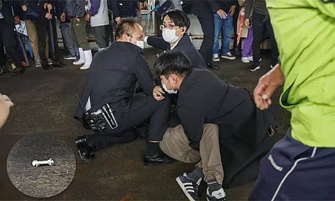 ஜப்பான் பிரதமர் மீது குண்டுவீச்சு;ஒருவர் கைது பரபரப்பு வீடியோ...!