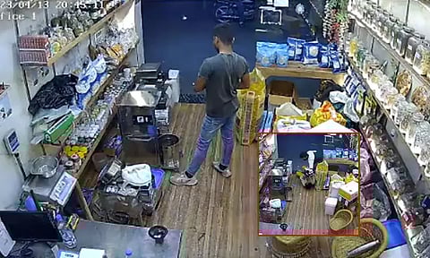 டெல்லியில் துப்பாக்கி முனையில் பெண்ணிடம் சங்கிலி பறிப்பு; பரபரப்பு வீடியோ