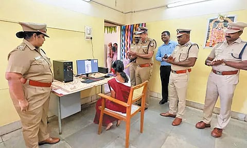 புழல் பெண்கள் சிறையில் சோதனை முறையில் கைதிகளுக்கு 'வீடியோ கால்' வசதி - சிறைத்துறை டி.ஜி.பி. தொடங்கி வைத்தார்