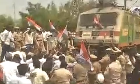 ராகுல் காந்தியின் பதவி பறிப்பைக் கண்டித்து விழுப்புரத்தில் காங்கிரஸ் ரயில் மறியல்