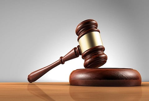 விசாரணை கைதிகளை நிர்வாணப்படுத்தி சோதனை செய்வது தனிநபர் உரிமை மீறலாகும்: கோர்ட்டு கண்டனம்