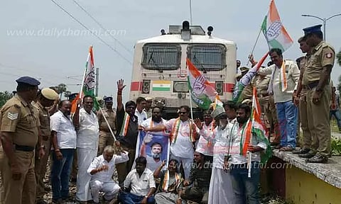 காங்கிரஸ் கட்சியினர் ரெயில் மறியல்; 180 பேர் கைது