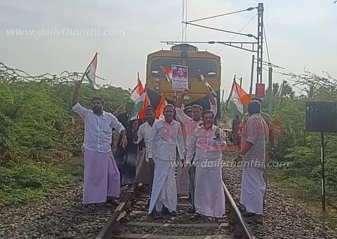 நாகையில், காங்கிரஸ் கட்சியினர் ரெயில் மறியல்